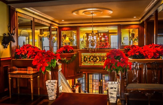 Mirror Lake Inn - Holiday Decor